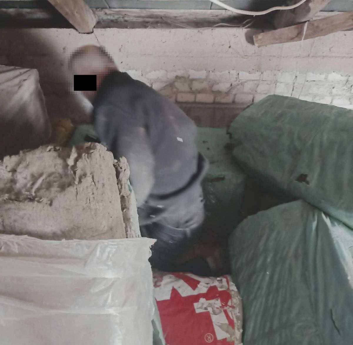 Łuków:”Izolacja” nie pomogła – znaleźli go pod wełną mineralną