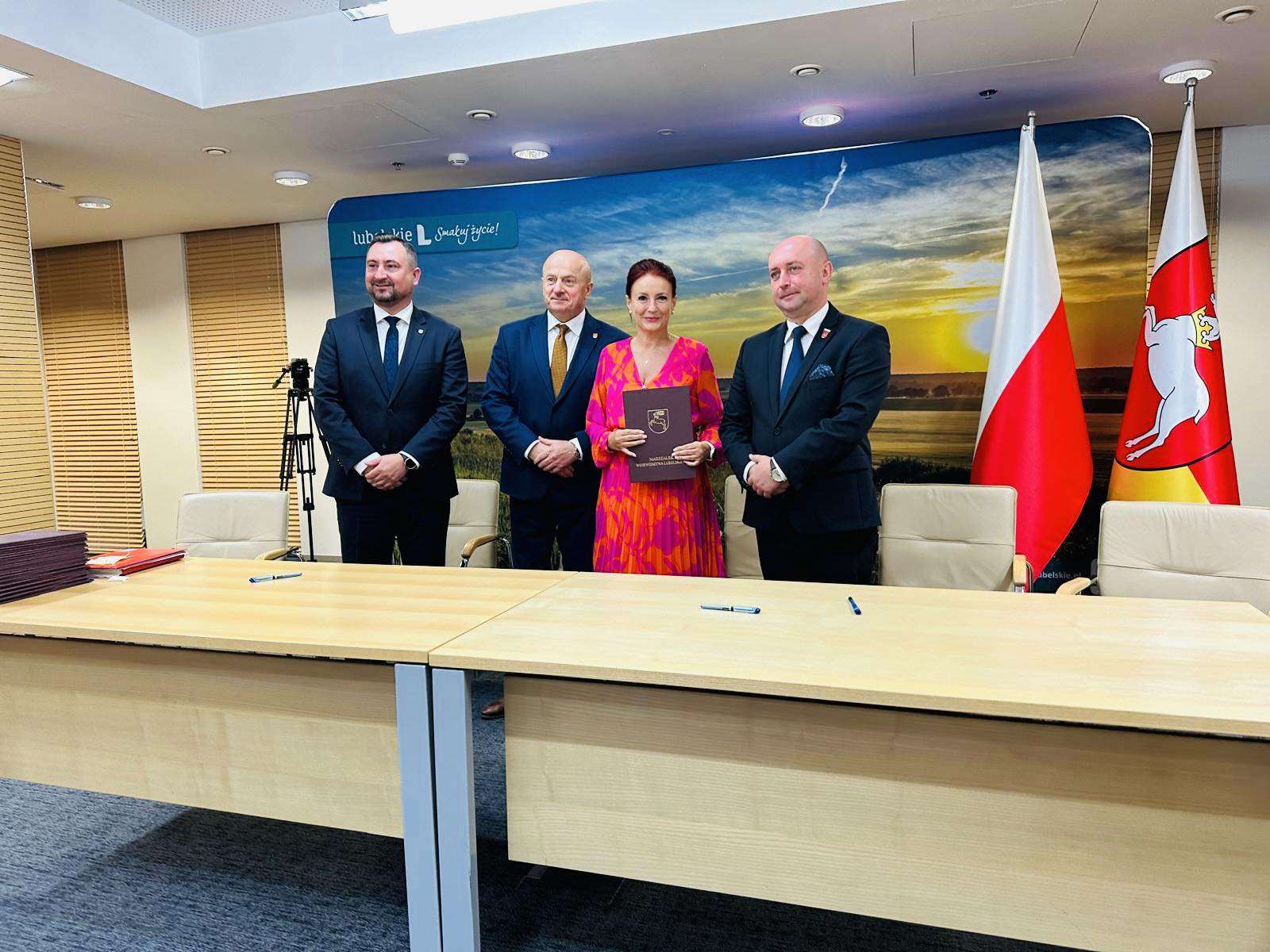 BYCHAWA: Gmina podpisała umowę na modernizację drogi dojazdowej w Zaraszowie-Kolonii