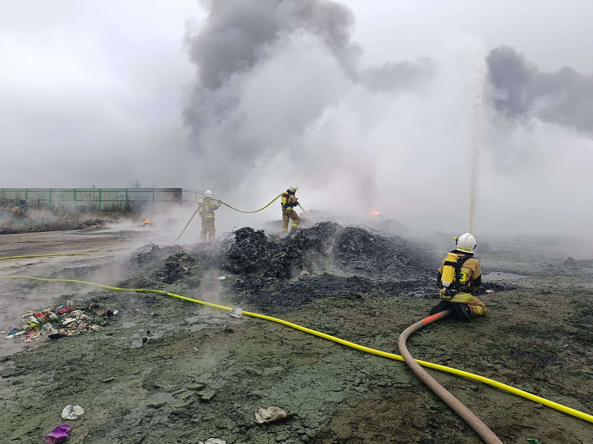 Pożar zakładu przetwórstwa plastiku w Rzeczycy Ziemiańskiej opanowany. Trwa dogaszanie ognia