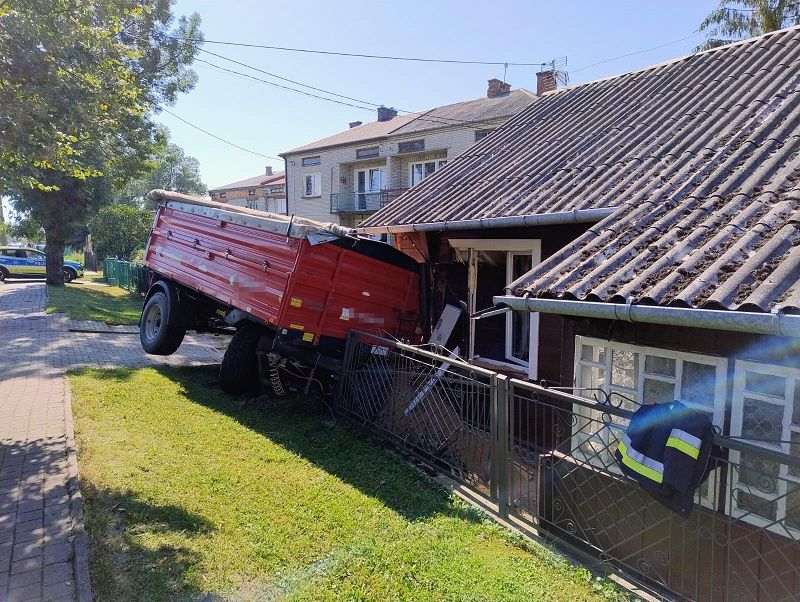 Wisznice: Przyczepa zbożowa oderwała się od ciągnika i staranowała dom