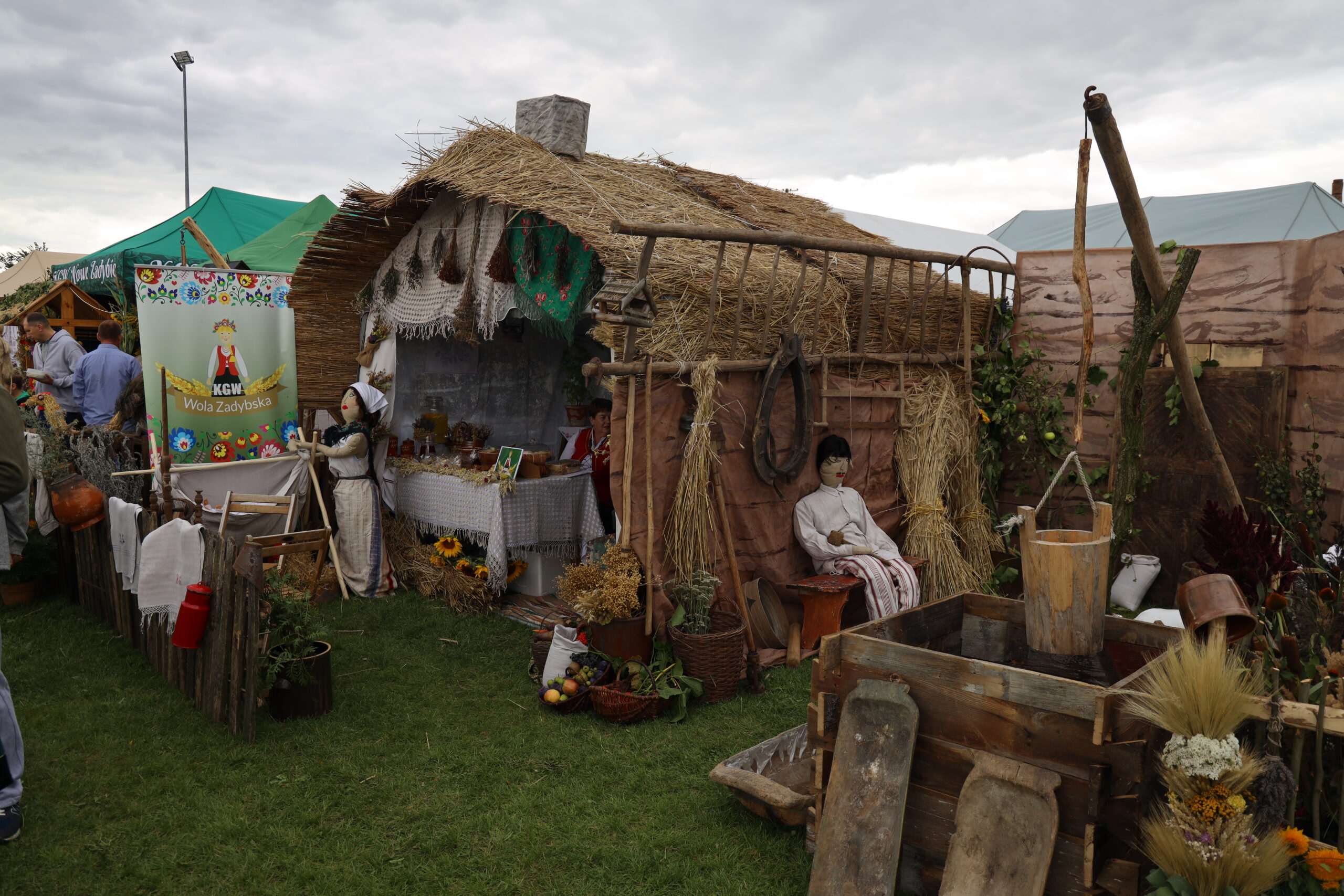 Zespół Pieśni i Tańca „Powiśle”, kolorowe wieńce i Power Play. Tak na dożynkach bawili się mieszkańcy Kłoczewa! [ZDJĘCIA]