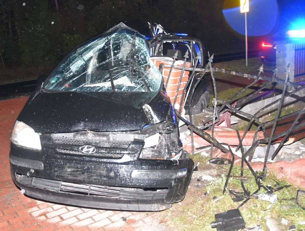 Wypadek w Niemirowie: 19-latka straciła panowanie nad autem i uderzyła w ogrodzenie