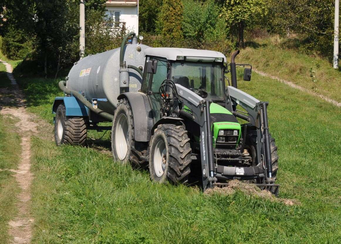 Groźny wypadek w Wierzchowiskach Pierwszych. Mężczyzna przejechany przez ciągnik rolniczy