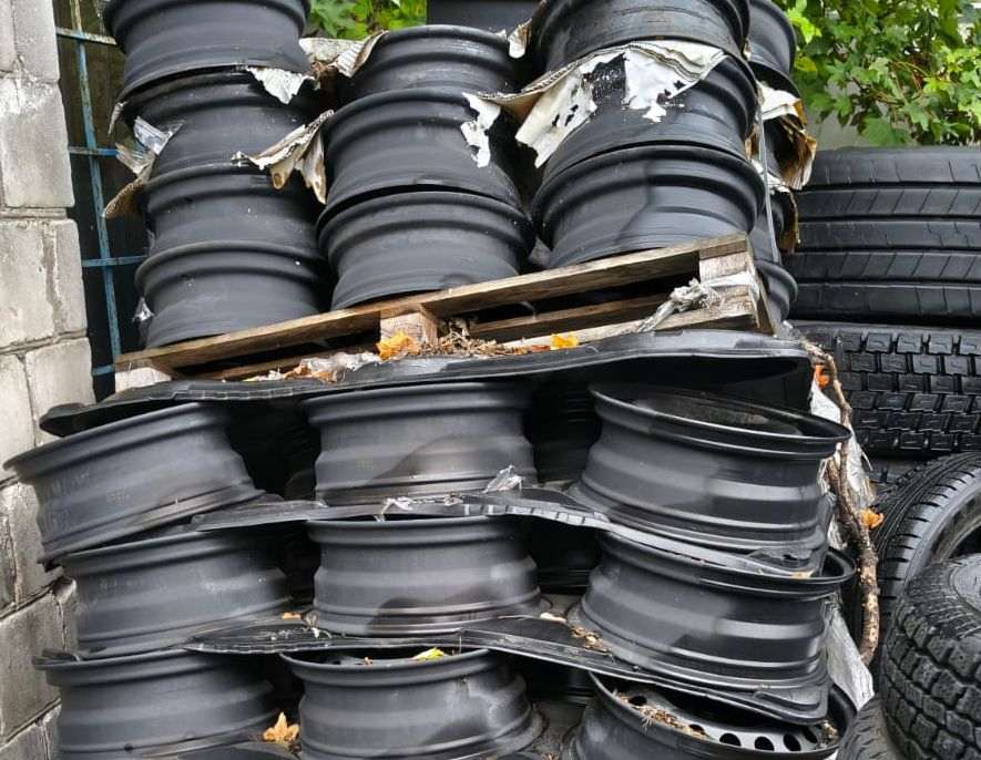 Lublin: Kradzież ponad 2200 felg samochodowych. Policja zatrzymała sprawców i paserów