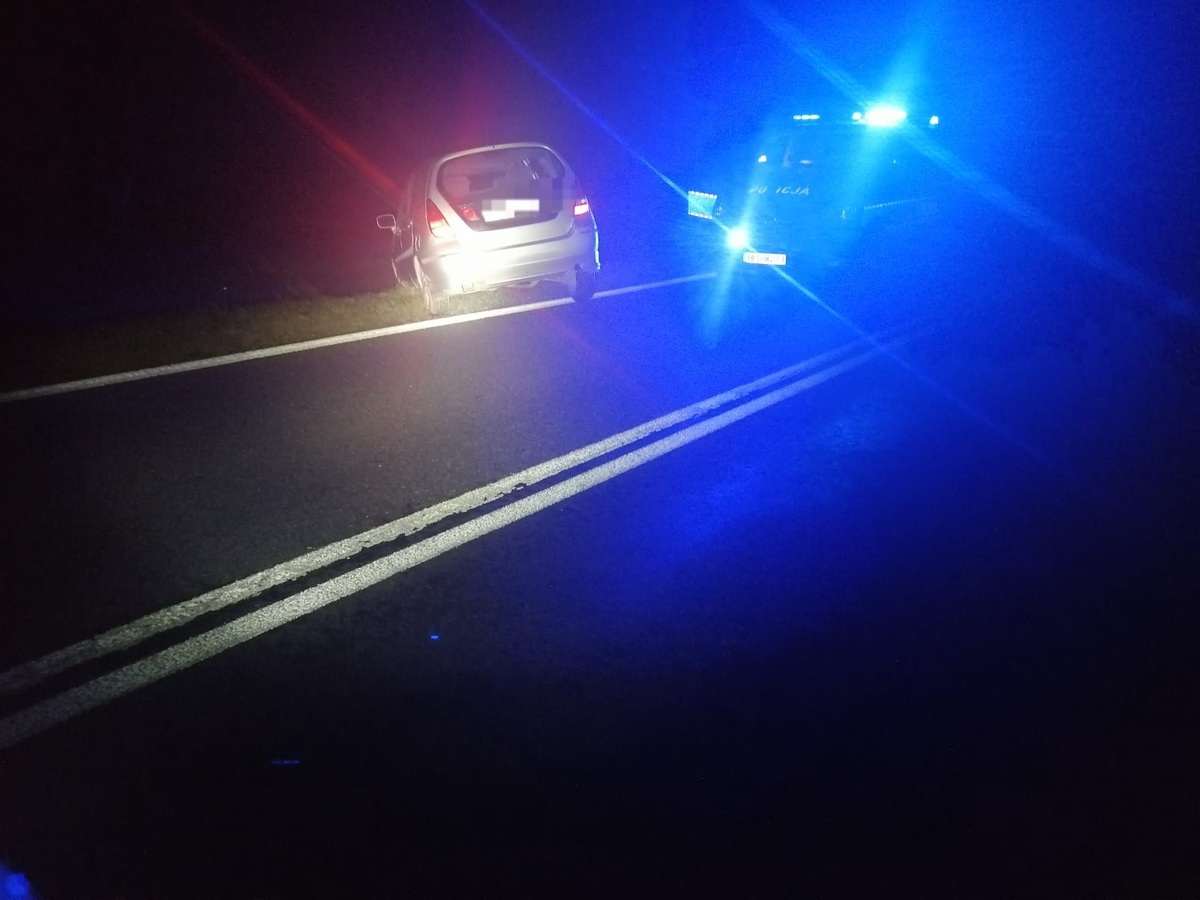 Lubelskie: Samochód zawisł na skarpie. Z pomocą ruszył policjant po służbie