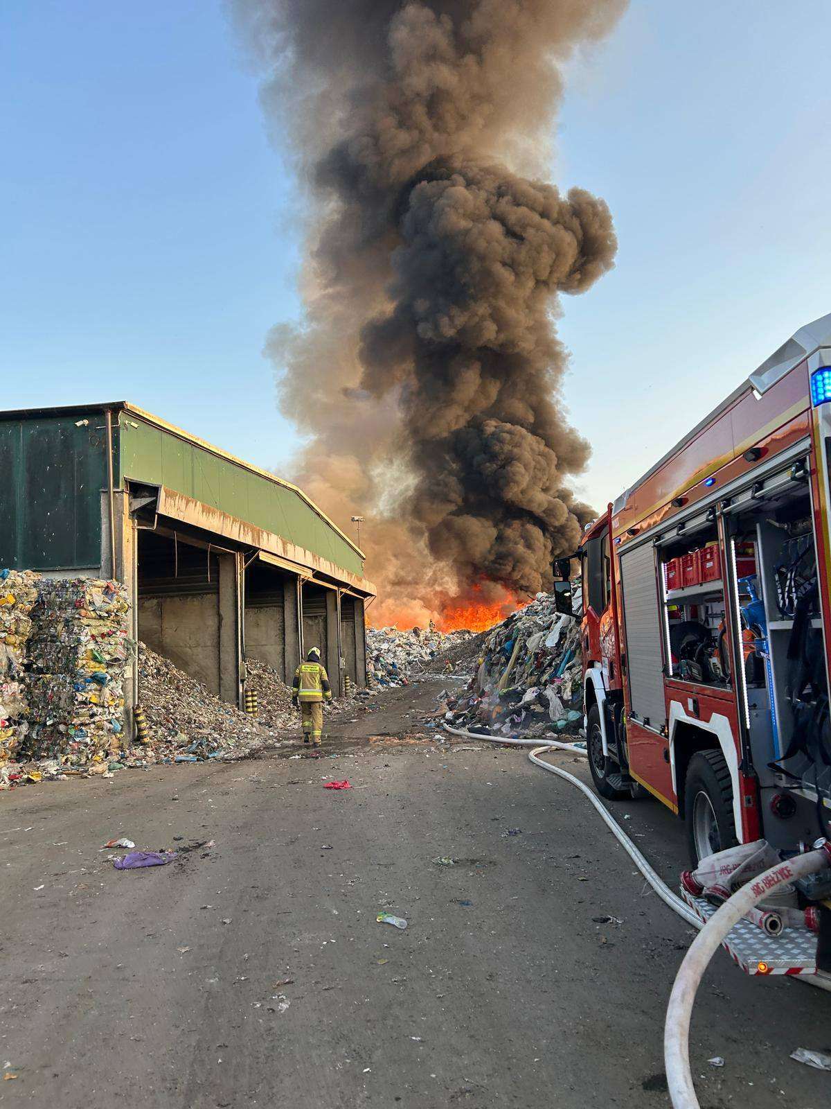 Pożar hałdy śmieci w Bełżycach. Strażacy walczyli z ogniem przez całą noc