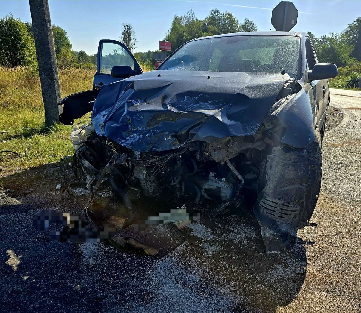 Mazda uderzyła w ciężarówkę na DW-824. Trzy osoby ranne