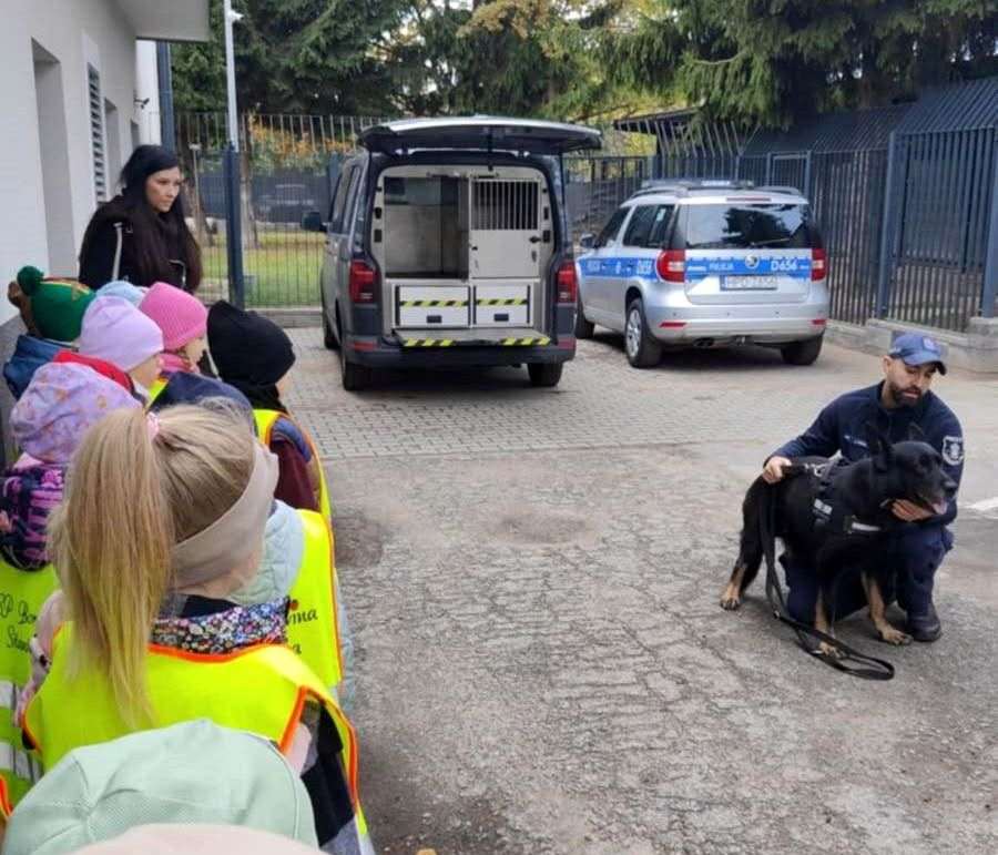 Przedszkolaki zwiedzały policję, a uczniowie uczyli się bezpieczeństwa