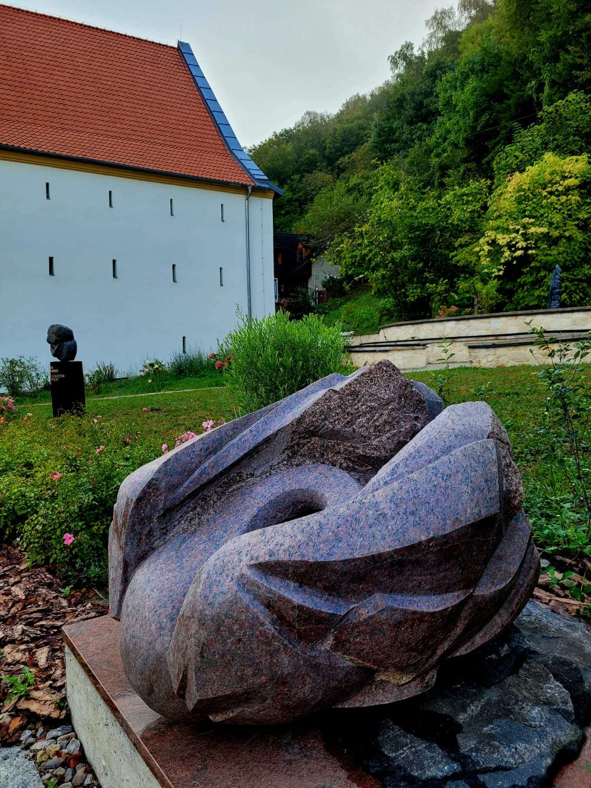 Rzeźby twórcy najsłynniejszego pomnika w Kazimierzu Dolnym w nowej galerii plenerowej