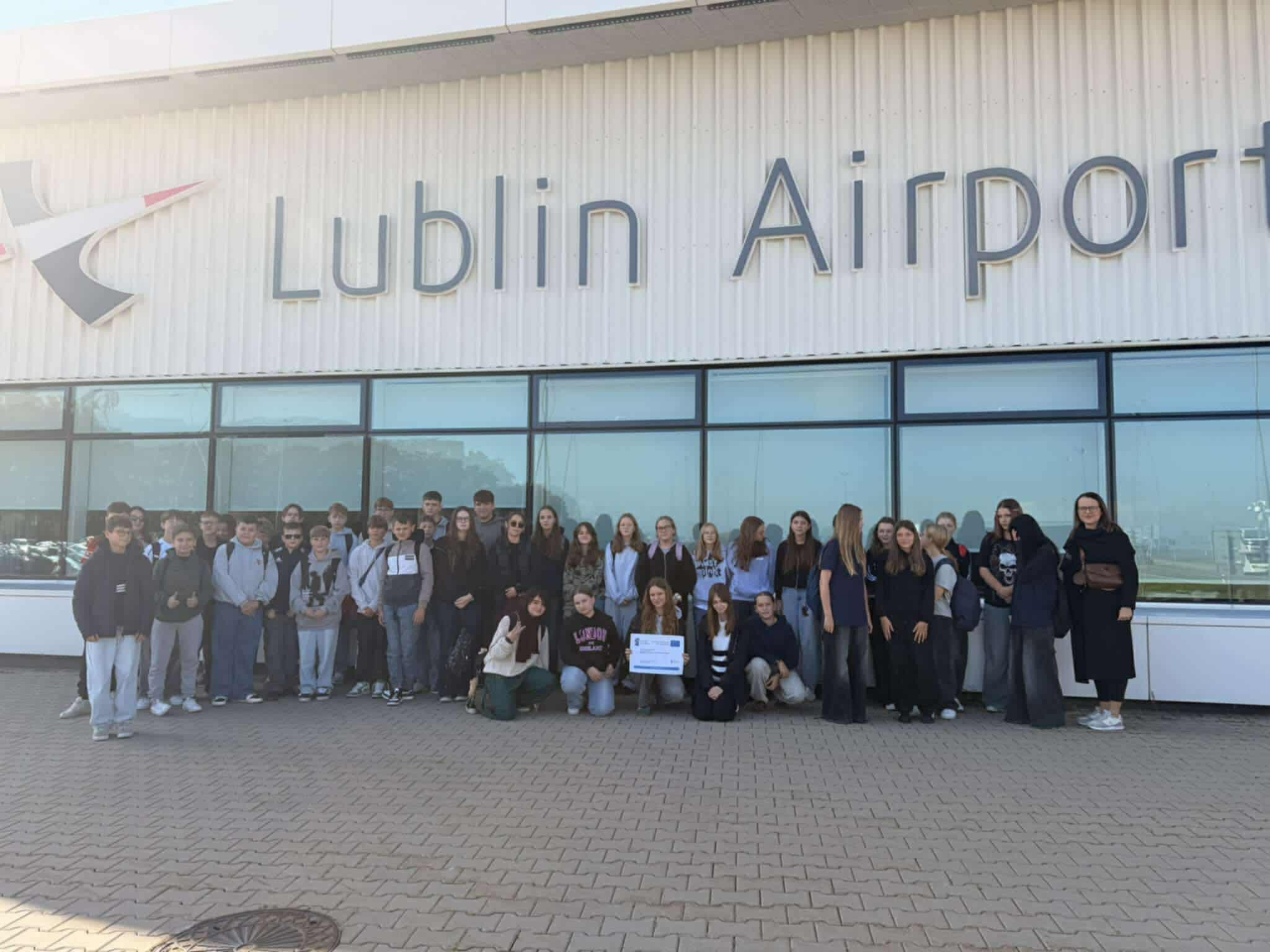 Podniebna przygoda uczniów z Janowa Lubelskiego. 200 dzieci zwiedziło Port Lotniczy Lublin