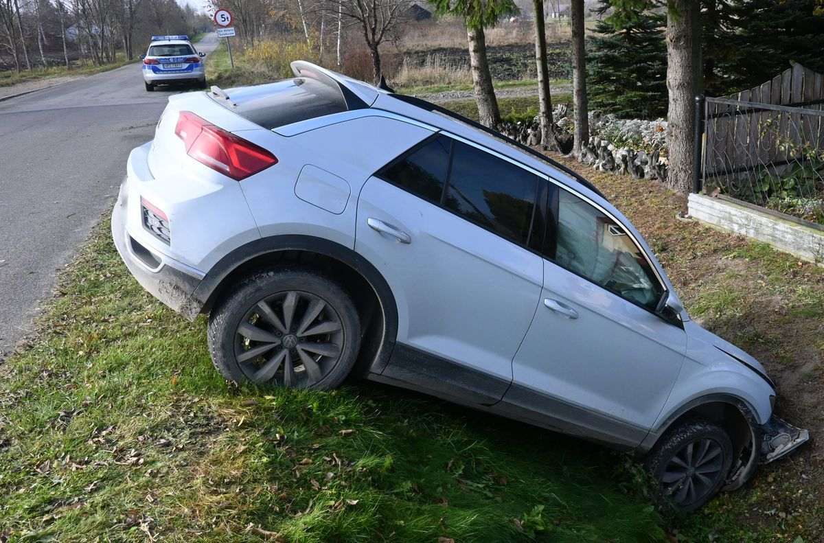 17-latek zabrał samochód rodzicom i wjechał do rowu- pasażerka trafiła do szpitala