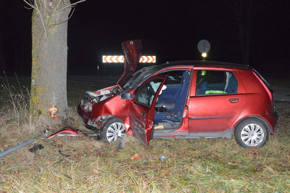 Fiat wypadł z drogi i uderzył w drzewo. 39-latek trafił do szpitala