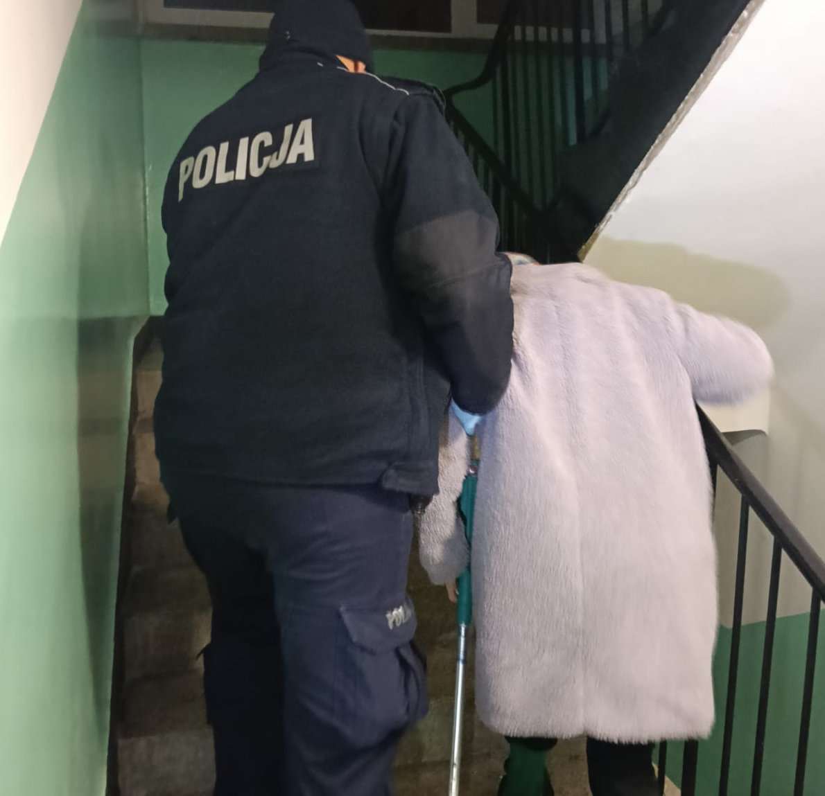 Jeden telefon uratował seniorkę przed wychłodzeniem