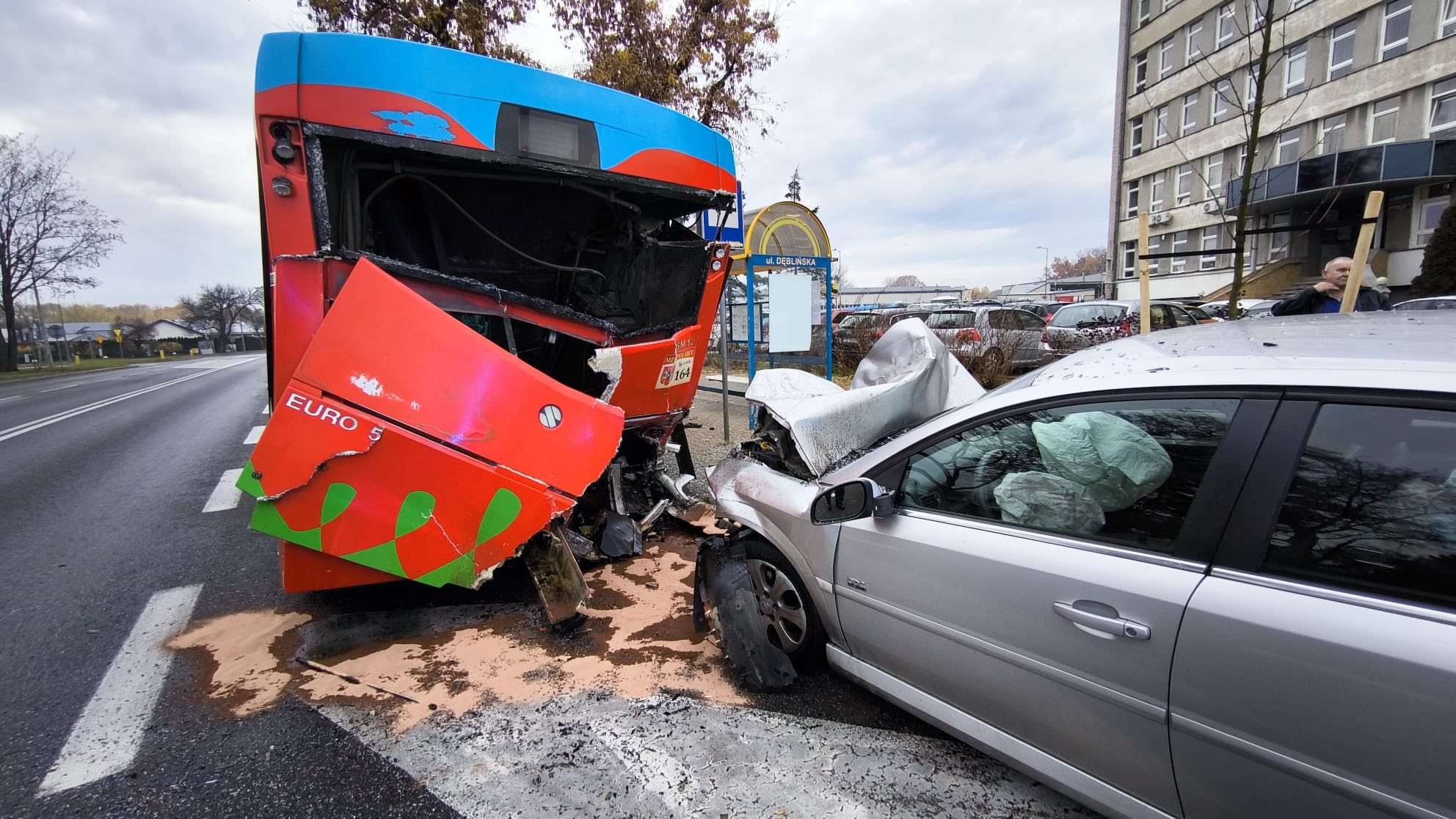 Pijany kierowca uderzył w autobus miejski w Puławach. Trafił do szpitala