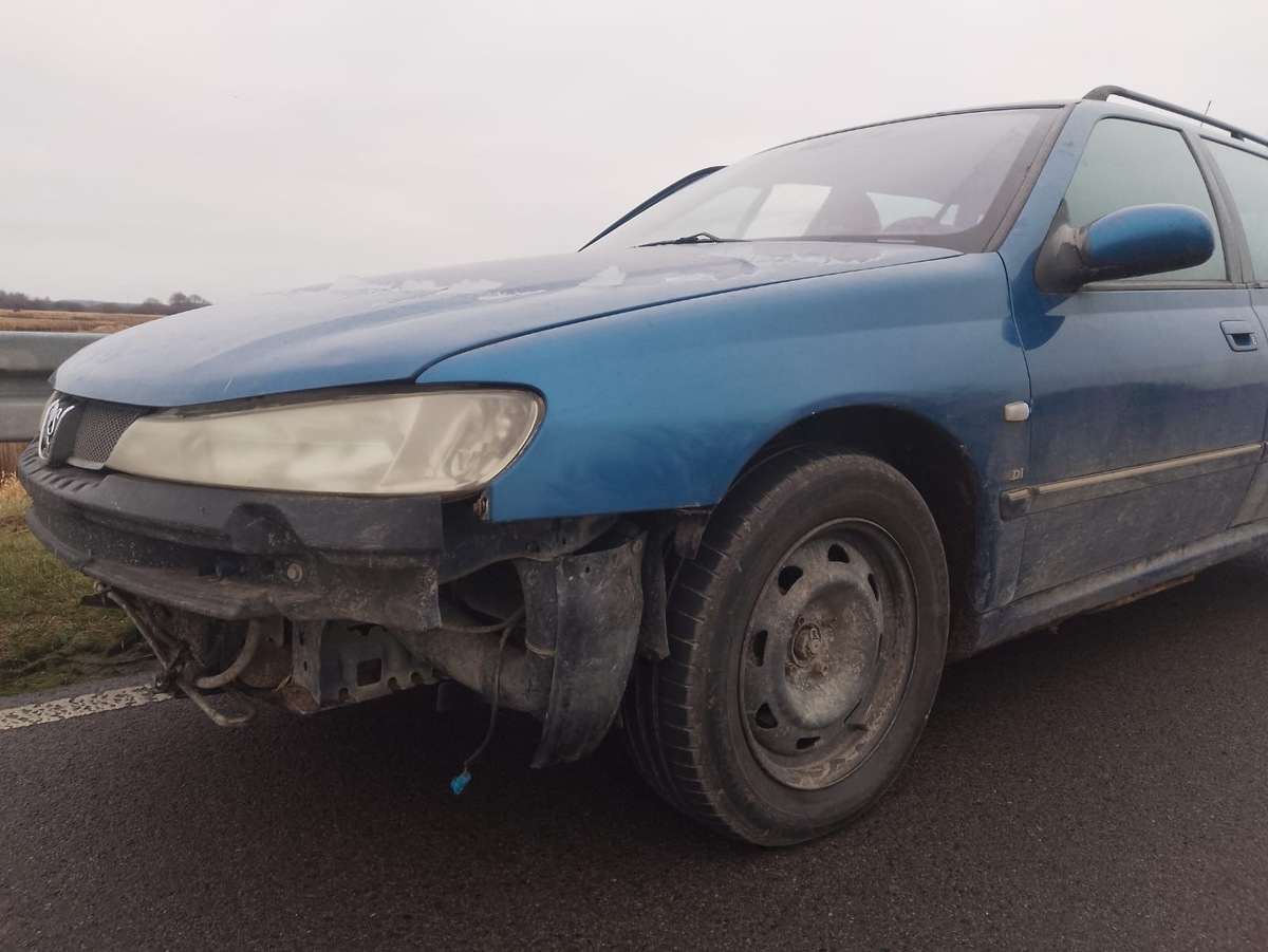 Bez zderzaka, bez tablic za to z promilami. Policja zatrzymała kierowcę