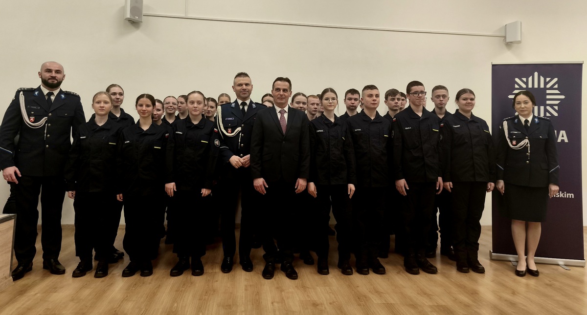 Mundur, tradycja i odpowiedzialność – ślubowanie klas pierwszych w Opolu Lubelskim
