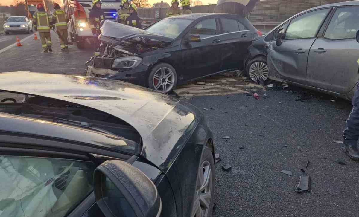 Zderzenie sześciu samochodów na S12. Jedna osoba trafiła do szpitala
