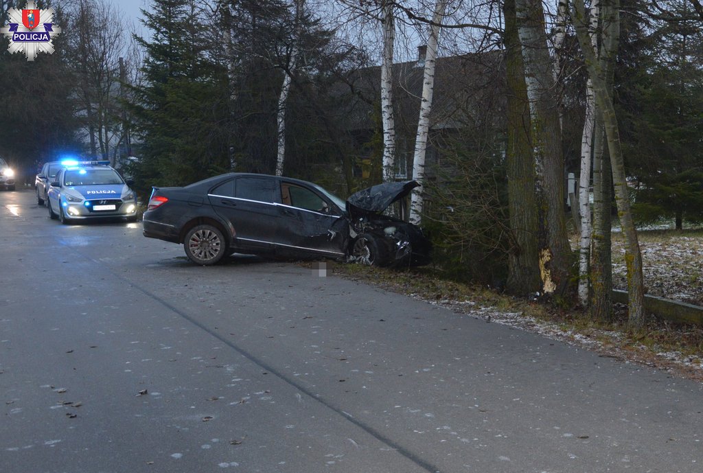 Wypadek w Dąbrowie w gminie Łabunie – 20-latek uderzył w drzewo