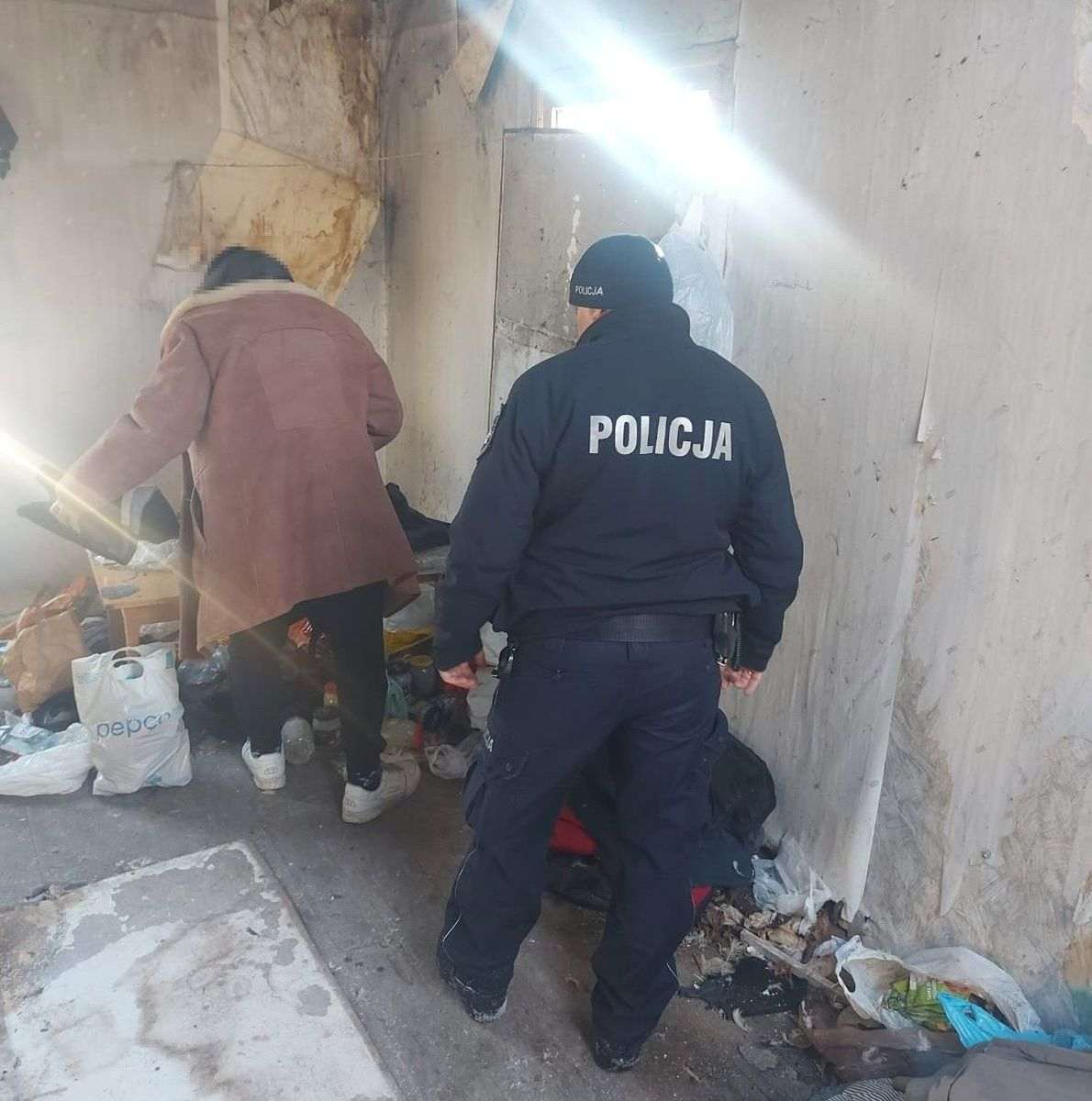 Wspólne patrole policji i MOPS pomagają osobom w kryzysie bezdomności