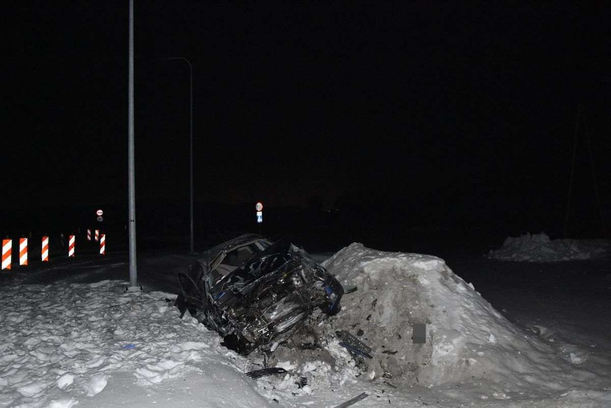 Pijany za kierownicą mimo dożywotniego zakazu. Samochód dachował na rondzie w Horodyszczu, pasażer w szpitalu