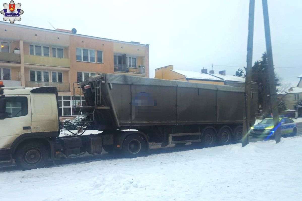 Ciężarówka pełna buraków, kierowca pod wpływem alkoholu. Interwencja policji