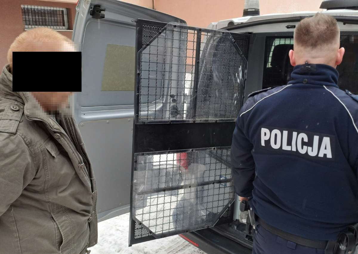 Puławy: Napad z nożem w sklepie spożywczym. 50-latek trafił do aresztu