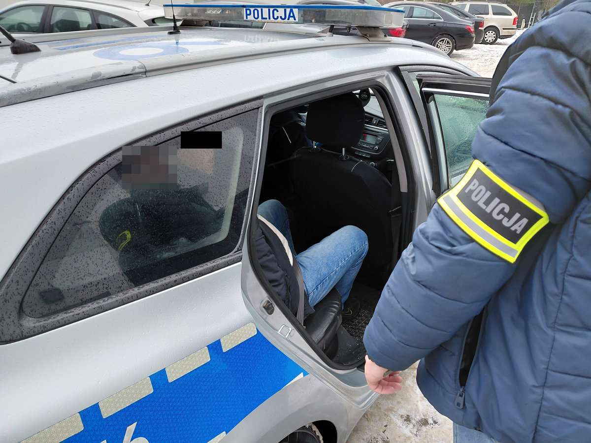 Poszukiwany ukrywał się w szafie – zatrzymali go ryccy kryminalni