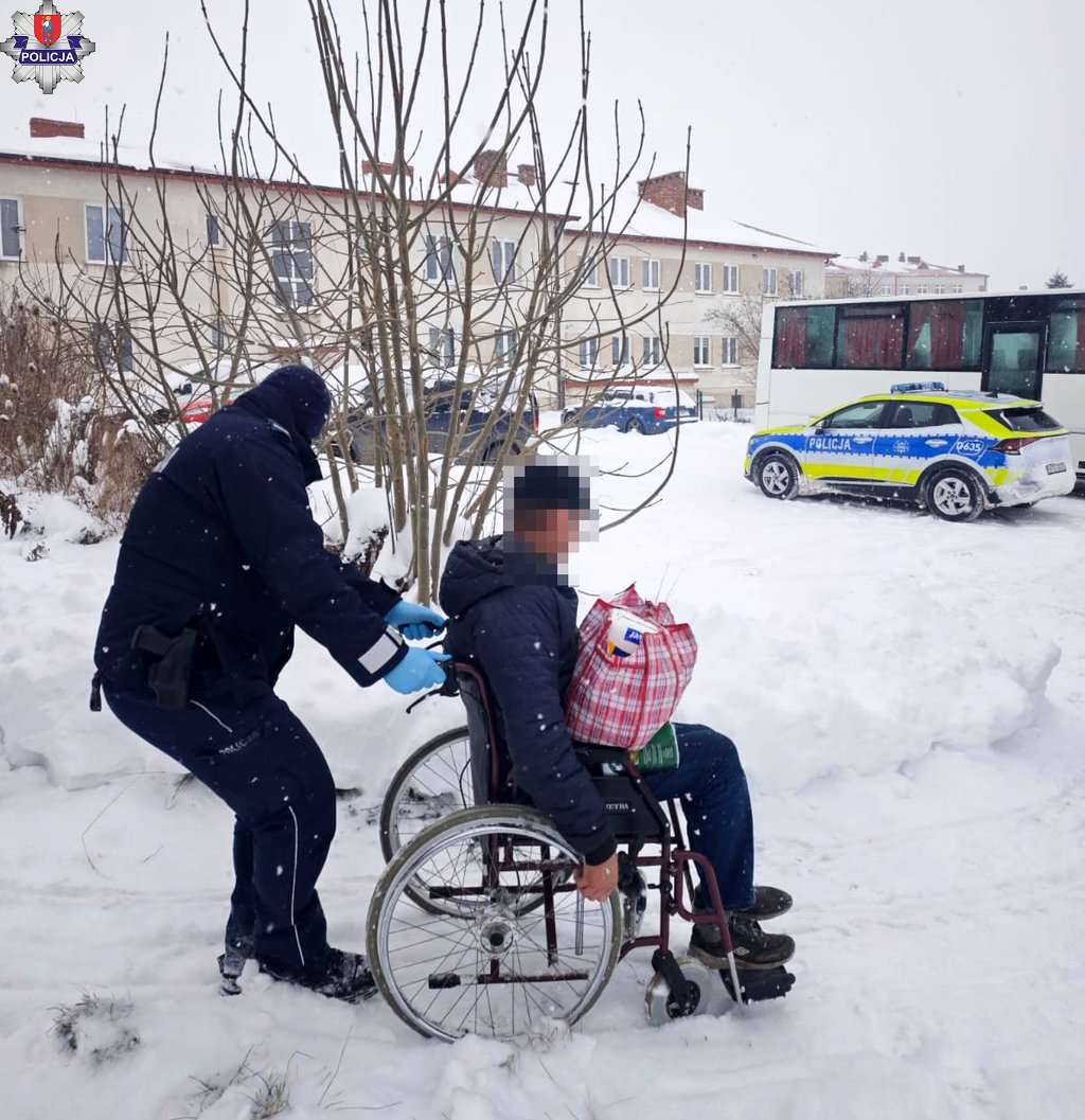 Mężczyzna na wózku inwalidzkim utknął w śniegu – z pomocą ruszyli policjanci z Miączyna