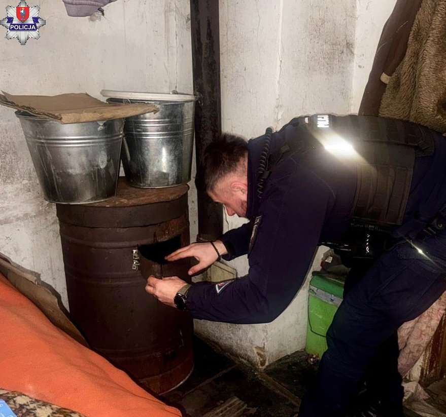 Policjanci z Zamościa uratowali starszego mężczyznę przed wychłodzeniem