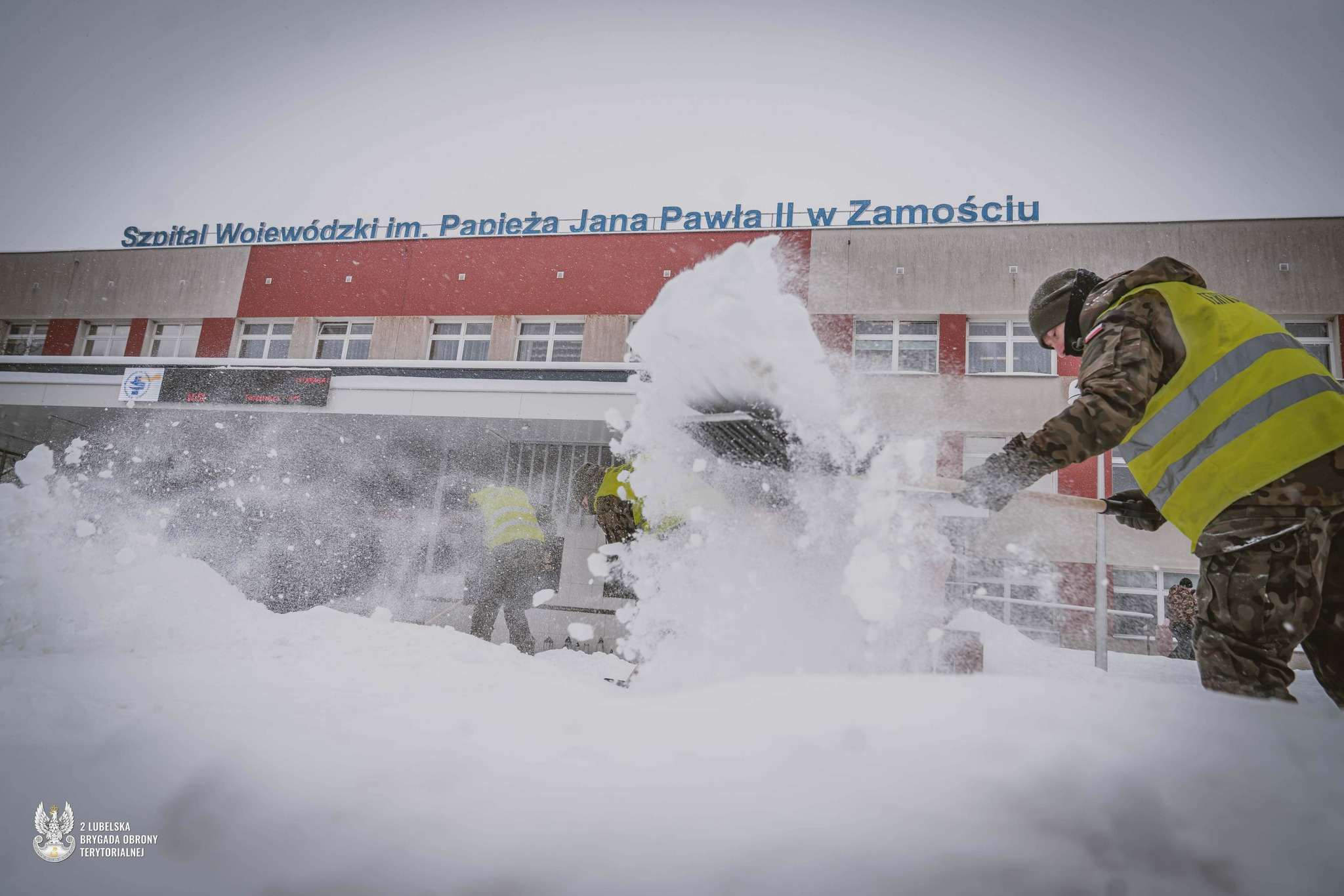 Żołnierze WOT w akcji zimowej: odśnieżają szpitale, ośrodki i kluczowe drogi w Zamościu