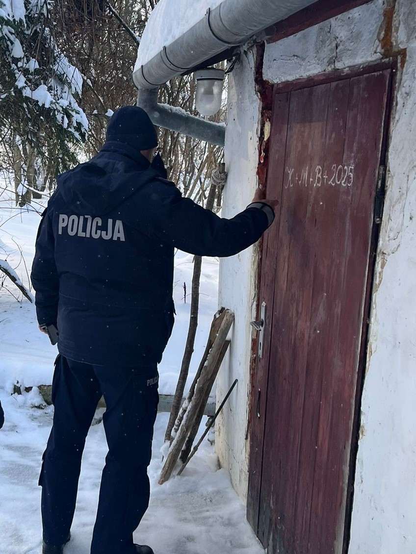 Dzielnicowy uratował skrajnie wychłodzoną kobietę! 37-latka w ostatniej chwili trafiła do szpitala