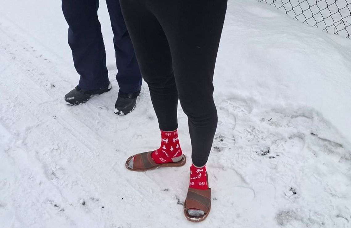 Włamał się do domu, zjadł kiełbasę i zasnął w łóżku. „Myślałem, że gram w grę”