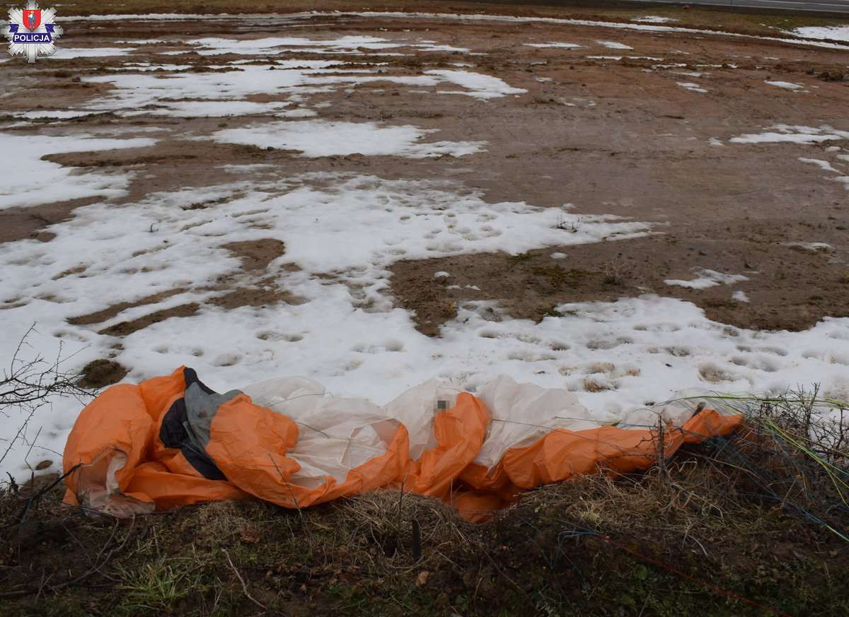 Paralotniarz spadł tuż po starcie. 58-latek trafił do szpitala