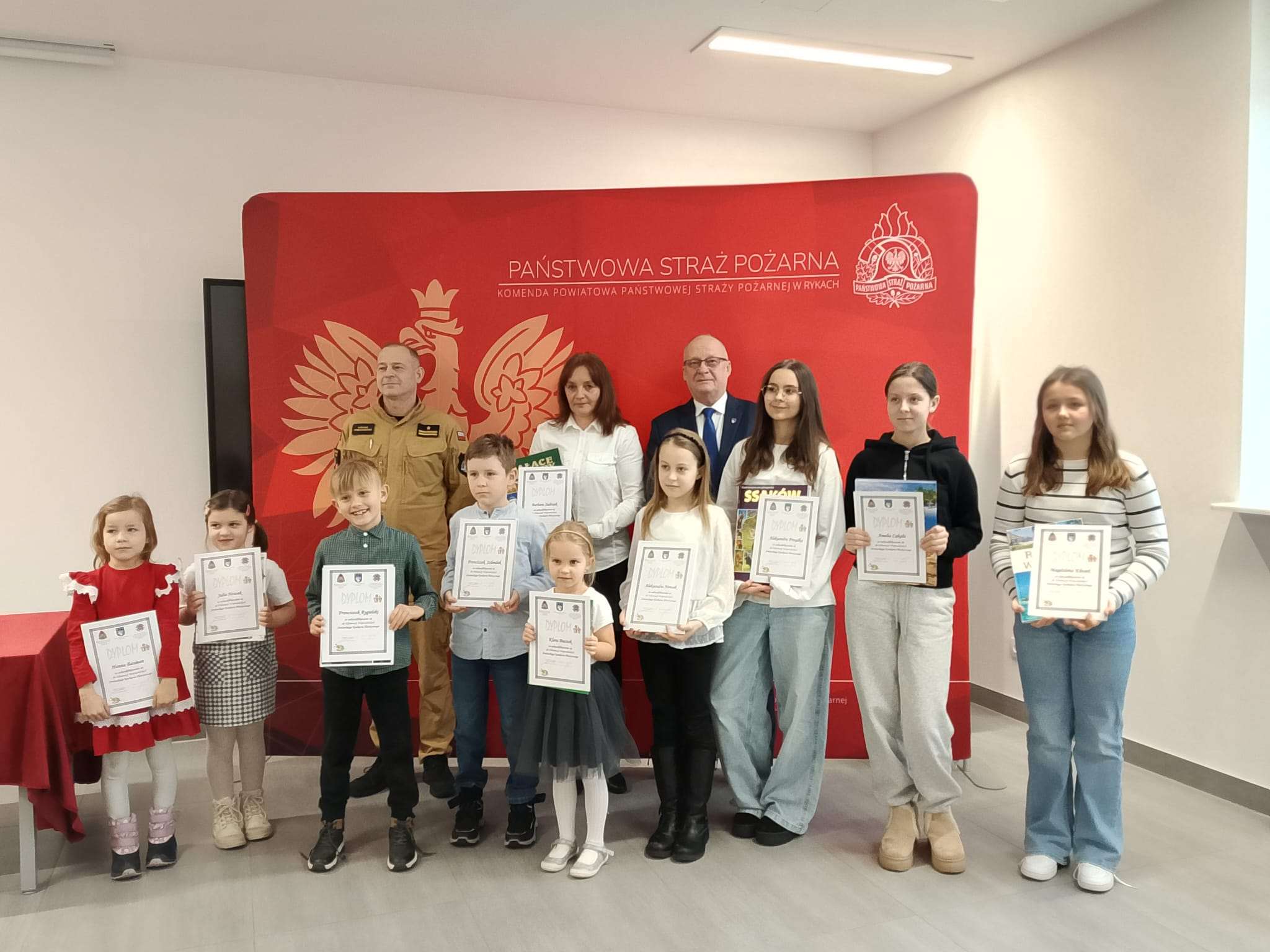 Wręczenie nagród w powiatowym konkursie plastycznym w Rykach