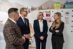 Nowoczesny żłobek w Łęcznej wzorem dla samorządów. Placówkę odwiedziła wiceminister