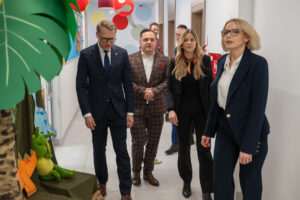 Nowoczesny żłobek w Łęcznej wzorem dla samorządów. Placówkę odwiedziła wiceminister