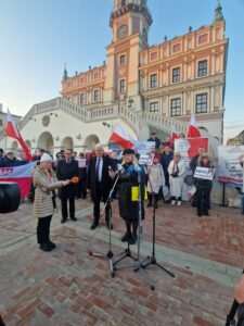 Protest przeciwko tablicy Róży Luksemburg w Zamościu. Środowiska patriotyczne zabrały głos