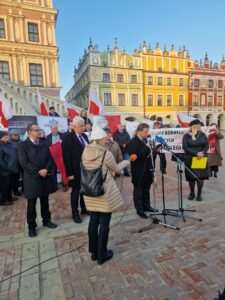Protest przeciwko tablicy Róży Luksemburg w Zamościu. Środowiska patriotyczne zabrały głos