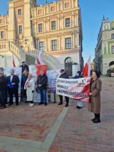 Protest przeciwko tablicy Róży Luksemburg w Zamościu. Środowiska patriotyczne zabrały głos