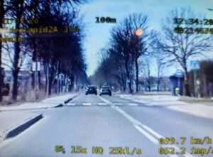 Kierowca BMW wyprzedzał na przejściu i pędził 161 km/h. Stracił prawo jazdy
