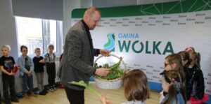 Międzypokoleniowe spotkanie w gminie Wólka. Występ przedszkolaków i wspólne świętowanie