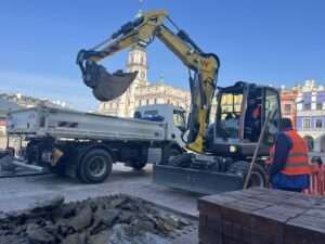 Archeologiczne badania na Rynku Wielkim w Zamościu – czy odkryją barokową studnię?