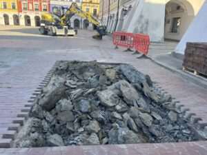 Archeologiczne badania na Rynku Wielkim w Zamościu – czy odkryją barokową studnię?