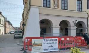 Relikty dawnej studni odkryte na Rynku Wielkim w Zamościu
