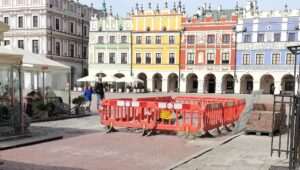 Relikty dawnej studni odkryte na Rynku Wielkim w Zamościu