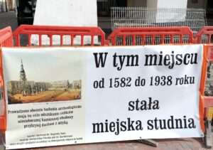 Relikty dawnej studni odkryte na Rynku Wielkim w Zamościu
