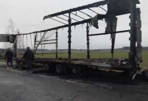 Pożar ciężarówki na drodze Żerdź–Baranów. Kierowca zdążył uciec z kabiny