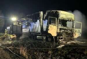 Pożar ciężarówki na drodze Żerdź–Baranów. Kierowca zdążył uciec z kabiny