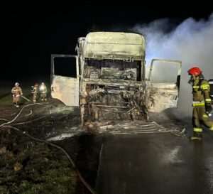 Pożar ciężarówki na drodze Żerdź–Baranów. Kierowca zdążył uciec z kabiny