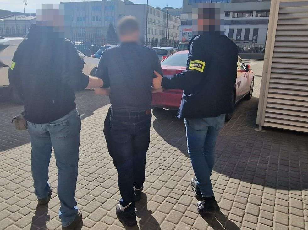 Groził wysadzeniem bloku w Lublinie i rzucał nożami w policjantów.